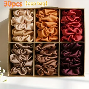 Vue détaillée du lot de 30 chouchous en satin premium dans un coffret cadeau doré chic