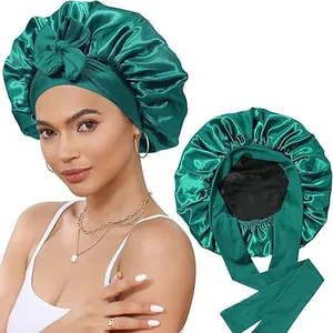 Détail du bonnet de nuit en satin vert émeraude double couche avec ruban ajustable en soie