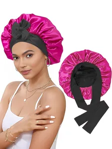 Détail du bonnet en satin double couche avec larges liens pour cheveux en rose et noir