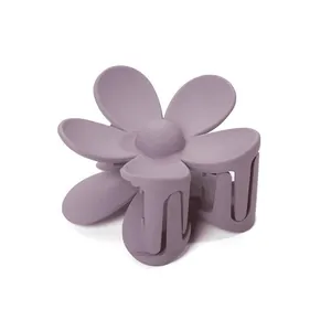 Grande pince à cheveux fleur mauve mate pour femme avec forme florale et prise solide