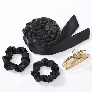 Dettaglio set bigodini senza calore in raso nero con elastici e fermaglio per capelli grande