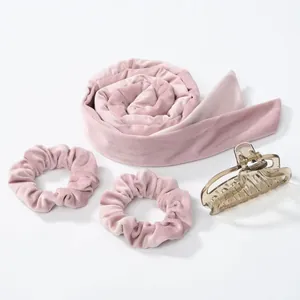Dettaglio set arricciacapelli senza calore in velluto rosa con elastici e fermaglio