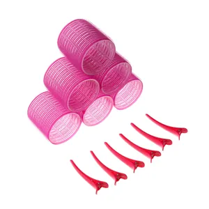 Dettaglio di 6 bigodini rosa autoaderenti con clip a becco d'anatra per lo styling
