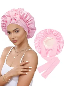 Détail du bonnet de nuit en satin rose avec ruban réglable pour le soin des cheveux