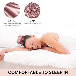 Dettaglio della cuffia da notte in raso rosa in tessuto morbido per proteggere i capelli