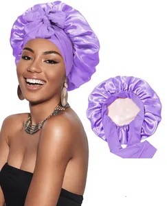 Vue détaillée du bonnet de nuit en satin violet double couche avec larges liens et nœud
