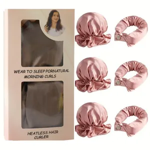Dettaglio del set bigodini senza calore in raso rosa e cuffie da notte con confezione
