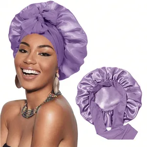 Détail du bonnet de nuit en satin violet avec grand nœud et texture soyeuse