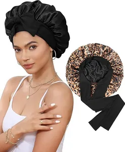 Détail du bonnet de nuit en satin avec ruban réglable en noir et imprimé léopard