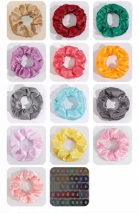 Gros plan de chouchous en satin montrant une texture lisse et diverses couleurs éclatantes