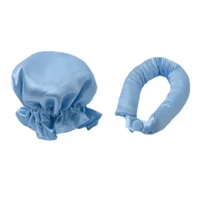 Dettaglio del bigodino in raso blu chiaro e della cuffia da notte elastica coordinata