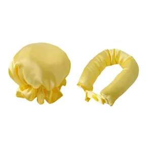 Dettaglio del set bigodini senza calore in raso giallo con cuffia da notte abbinata