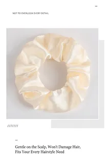 Détail d'un chouchou en satin doré champagne montrant la texture de soie et les plis
