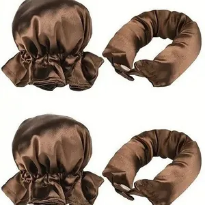 Set bigodini senza calore in raso marrone con cuffia da notte in seta su sfondo bianco
