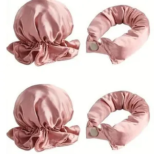 Set arricciacapelli senza calore in raso rosa e cuffia da notte su sfondo bianco