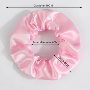 Chouchou en satin rose de 10 cm de diamètre extérieur avec texture soyeuse