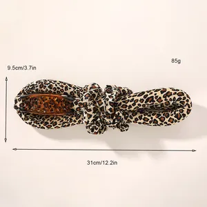 Detailansicht des hitzefreien Lockenwicklers mit Leopardenmuster und Maßen 31cm Länge und 85g