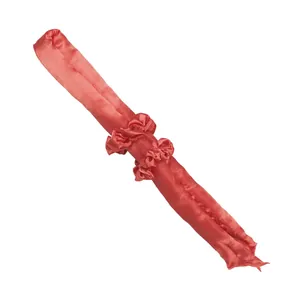 Detail von korallenrosa Satin Heatless Hair Curler Set inklusive Scrunchies und Roller