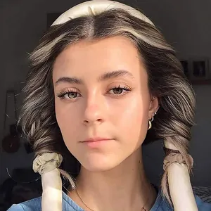 Detailansicht eines champagnerfarbenen Heatless-Curler-Sets aus Satin an einem Modell