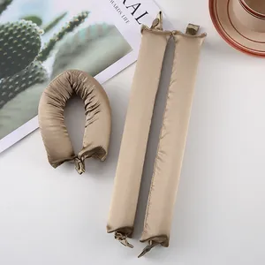 Set de 3 rizadores de pelo sin calor en satén champán con botones a presión en mesa blanca