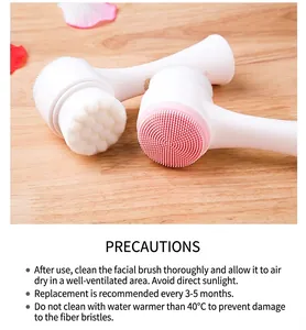 Détail de la brosse faciale double face avec poils doux et tête de massage en silicone