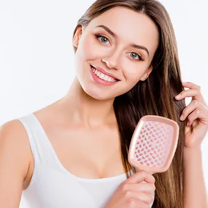 Rosafarbene Skelettbürste mit Waben-Design für professionelles Haarstyling im Fokus