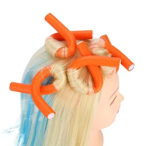 Satz flexibler orangefarbener Lockenwickler aus Schaumstoff am Frisierkopf modelliert