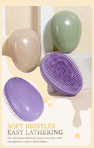 Dettaglio macro delle spazzole ergonomiche per massaggio del cuoio capelluto color pastello