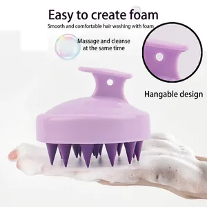 Brosse de massage cuir chevelu en silicone violet avec poignée et trou de suspension