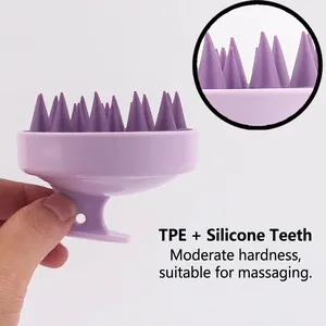 Détail de la brosse de massage du cuir chevelu en silicone violet avec poils souples en TPE