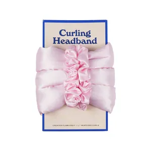 Kit bigoudis sans chaleur en satin rose avec chouchous assortis sur carte cadeau