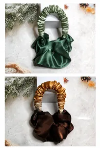 Détail des bigoudis en satin sans chaleur en vert foncé et brun avec texture plissée
