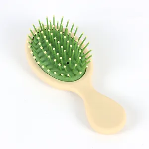 Nahaufnahme der Haarbürste mit grünem Massagekissen und cremefarbenem Kunststoffgriff
