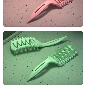 Detail des hohlen Designs und des rutschfesten Griffs an rosa und grünen Stylingkämmen