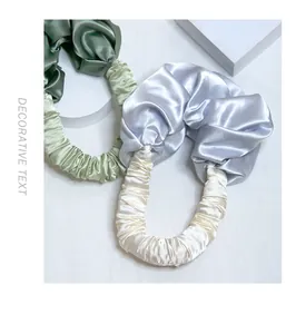 Detailansicht der Satin-Lockenwickler-Scrunchies in Hellgrün und Hellblau aus Stoff