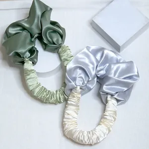 Heatless Hair Curler Set aus Satin mit großen Haargummis und kontrastierenden Nähten