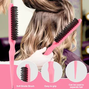 Detalle que muestra cerdas suaves, mango ergonómico y punta para separar secciones de cabello