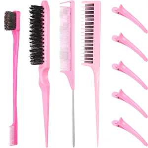 Dettaglio macro di un kit per capelli rosa da 9 pezzi con spazzole, pettini e fermagli