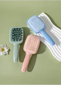 Detail van ergonomische hoofdhuidmassageborstels en grove kammen in zachte pastelkleuren