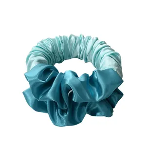Set di tre elastici per capelli in raso lucido nei colori verde menta e blu intenso
