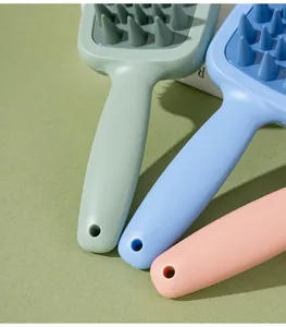 Detailopname van de zachte siliconen massageborstels en handgreep met handig ophanggat