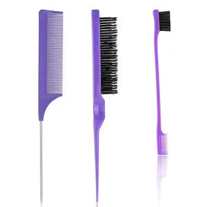 Detalle del kit de peinado morado con cepillo de cardar, peine de cola y cepillo de bordes