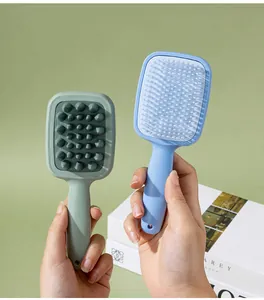 Detailopname van de grijsgroene hoofdhuidmassageborstel en blauwe haarkam met handgrepen