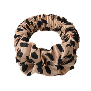 Elastico scrunchie gigante in raso champagne dorato leopardato per capelli ricci