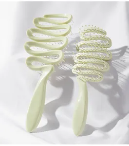 Dettaglio della spazzola ventilata verde menta con design a S e setole massaggianti