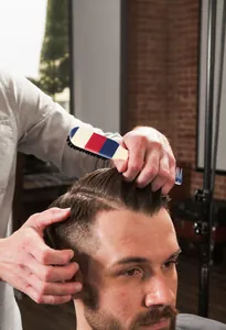 Vue détaillée des poils en nylon souple d'un blaireau de barbier rayé pour le cou