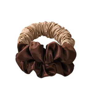 Dettaglio del bigodino in raso senza calore con design bicolore champagne e marrone