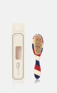 Vue détaillée de la brosse de barbier rayée avec poils denses et sa boîte d'emballage