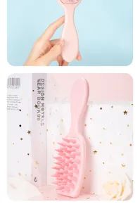 Dettaglio della spazzola massaggiante rosa in silicone con setole morbide e manico lungo