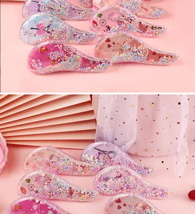 Détail de brosses à cheveux transparentes en forme d'œuf avec paillettes et licornes